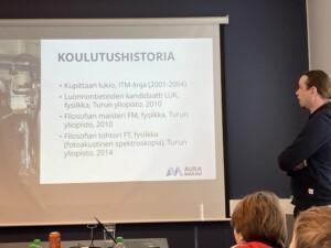 Kuvassa esitys ja esittäjä